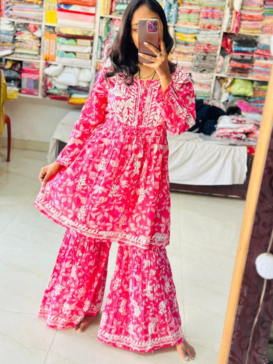 Geblümtes rosa Mal Mal Lucknowi Chikankari kurzes Kurti Gharara Set