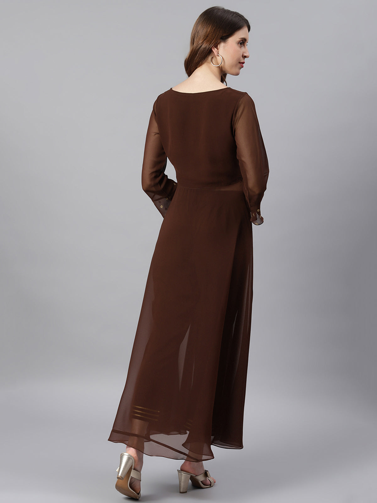 Braunes Georgette-Top mit ethnischen Motiven und Hose